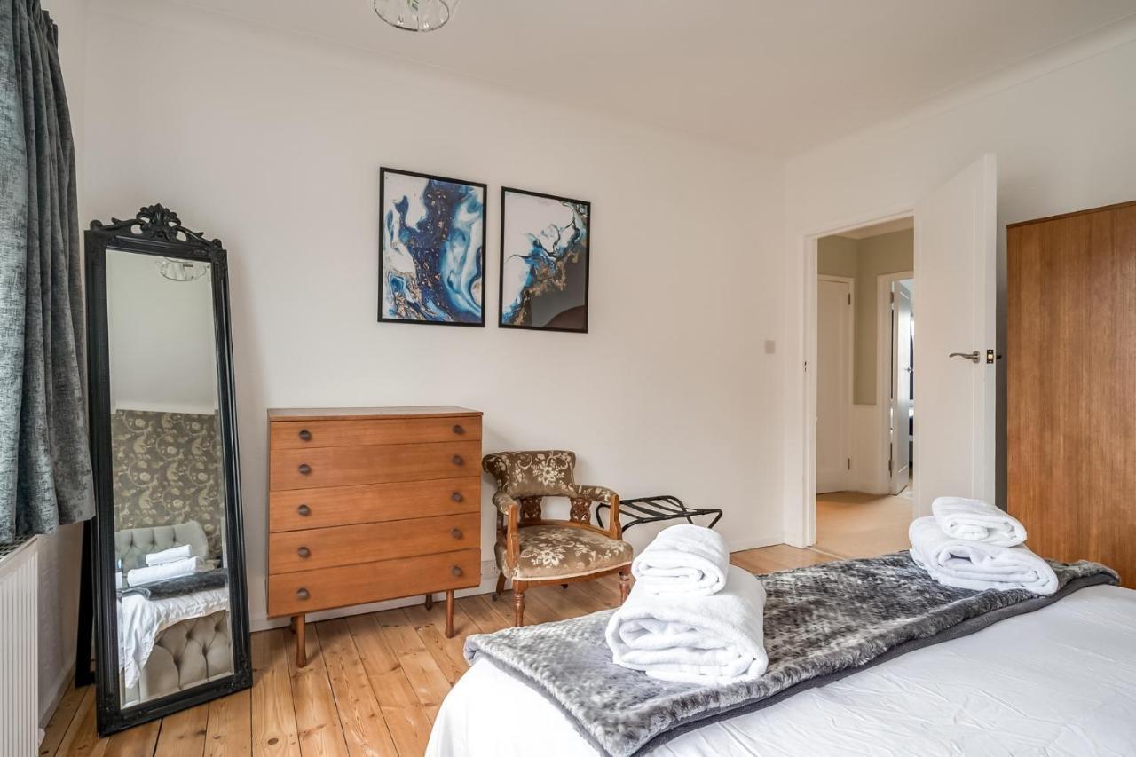 Cavehill View - Elegant 4-bedroom Detached House In Great Location With Free Parking Сasa de vacaciones